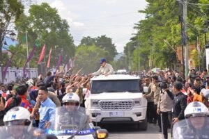 Presiden Prabowo Tinjau Kampung Nelayan Merah Putih Leato Selatan, Bangun Ekosistem Perikanan Modern dari Pesisir GORONTALO, Matanews - Presiden Prabowo Subianto menegaskan komitmen pemerintah untuk membangun sektor kelautan dan perikanan secara besar-besaran melalui penguatan ekonomi biru saat meninjau langsung Kampung Nelayan Merah Putih (KNMP) di Leato Selatan