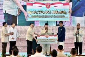 Presiden Prabowo Saksikan Penyelamatan Kekayaan Negara: Rp10,27 Triliun dan 2,37 Juta Hektare Kawasan HutanJAKARTA, Matanews - Presiden Prabowo Subianto menyaksikan langsung penyerahan denda administratif sebesar Rp10.270.051.886.464 dan lahan kawasan hutan seluas 2.373.171,75 hektare, di kompleks Kejaksaan Agung RI