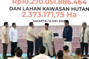 Presiden Prabowo Saksikan Penyelamatan Kekayaan Negara: Rp10,27 Triliun dan 2,37 Juta Hektare Kawasan HutanJAKARTA, Matanews - Presiden Prabowo Subianto menyaksikan langsung penyerahan denda administratif sebesar Rp10.270.051.886.464 dan lahan kawasan hutan seluas 2.373.171,75 hektare, di kompleks Kejaksaan Agung RI