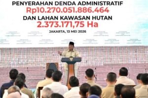 Presiden Prabowo Saksikan Penyelamatan Kekayaan Negara: Rp10,27 Triliun dan 2,37 Juta Hektare Kawasan HutanJAKARTA, Matanews - Presiden Prabowo Subianto menyaksikan langsung penyerahan denda administratif sebesar Rp10.270.051.886.464 dan lahan kawasan hutan seluas 2.373.171,75 hektare, di kompleks Kejaksaan Agung RI
