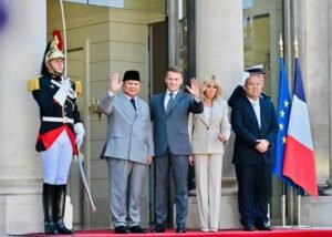 Di Istana Élysée, Presiden Prabowo Dorong Penguatan Kemitraan Indonesia–Prancis
PRANCIS, Matanews - Dalam rangka kunjungan kenegaraan ke Prancis, Kamis (28/05/2026), Presiden RI Prabowo Subianto disambut hangat oleh Presiden Emmanuel Macron di Istana Élysée, Paris dan melakukan pertemuan bilateral guna membahas penguatan kemitraan strategis kedua negara ke depan