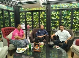 JAKARTA, Matanews – Ketua Pengurus Wilayah (PW) Ikatan Wartawan Online (IWO) Aceh, Chairan Manggeng, melakukan pertemuan kerja dengan Sekretaris Jenderal Pengurus Pusat (PP) IWO, Lia Nathalia, di Hotel Granddhikan, Jakarta