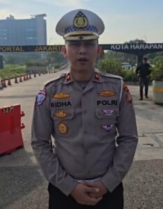 JAKARTA, Matanews - Kepala Satuan Lalu Lintas (Kasat Lantas) Polres Metro Jakarta Utara,Kompol Ridha Poetera Aditya, turun langsung melakukan pengaturan arus lalu lintas di kawasan Banjir Kanal Timur (BKT), tepatnya di jalur perbatasan Harapan Indah Bekasi menuju Rorotan,