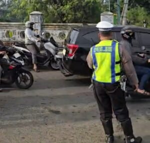 JAKARTA, Matanews - Kepala Satuan Lalu Lintas (Kasat Lantas) Polres Metro Jakarta Utara,Kompol Ridha Poetera Aditya, turun langsung melakukan pengaturan arus lalu lintas di kawasan Banjir Kanal Timur (BKT), tepatnya di jalur perbatasan Harapan Indah Bekasi menuju Rorotan,