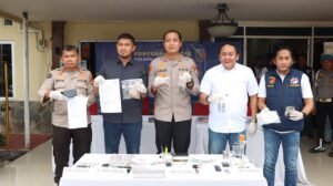 Laporan Warga Jadi Pintu Masuk, Polisi Bongkar Peredaran Sabu di 4 LokasiJAKARTA, Matanews - Polsek Metro Gambir mengungkap peredaran narkotika jenis sabu di empat lokasi berbeda. Tiga orang berinisial MZ, B, dan HP diamankan dari hasil penyelidikan di Jakarta Pusat, Jakarta Barat, hingga Depok, Jawa Barat