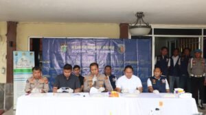 Laporan Warga Jadi Pintu Masuk, Polisi Bongkar Peredaran Sabu di 4 LokasiJAKARTA, Matanews - Polsek Metro Gambir mengungkap peredaran narkotika jenis sabu di empat lokasi berbeda. Tiga orang berinisial MZ, B, dan HP diamankan dari hasil penyelidikan di Jakarta Pusat, Jakarta Barat, hingga Depok, Jawa Barat