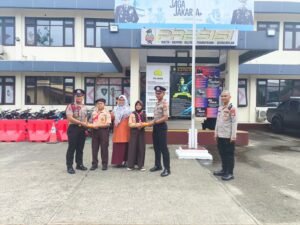 Siswa SDN 021 Tugu Utara Serahkan Hasil Panen ke Polsek Koja, Dukung Program Peduli LingkunganJAKARTA, Matanews - Sejumlah siswa dari SDN 021 Tugu Utara mengunjungi Polsek Koja pada Rabu (6/5/2026) pagi.Kunjungan tersebut dilakukan dalam rangka menyerahkan hasil panen buah yang ditanam dan dirawat di lingkungan sekolah
