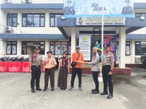 Siswa SDN 021 Tugu Utara Serahkan Hasil Panen ke Polsek Koja, Dukung Program Peduli LingkunganJAKARTA, Matanews - Sejumlah siswa dari SDN 021 Tugu Utara mengunjungi Polsek Koja pada Rabu (6/5/2026) pagi.Kunjungan tersebut dilakukan dalam rangka menyerahkan hasil panen buah yang ditanam dan dirawat di lingkungan sekolah