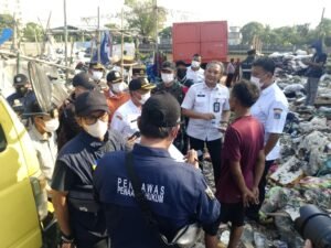 JAKARTA, Matanews  — Upaya penataan lingkungan dan pengendalian titik pembuangan sampah liar terus dilakukan di wilayah Penjaringan