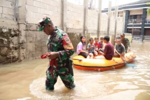 Personel Kodim 0506/Tgr Monitoring Banjir Cipondoh, TANGERANG, Matanews - Personel Kodim 0506/Tangerang melaksanakan monitoring perkembangan situasi banjir di Kelurahan Petir, Kecamatan Cipondoh, Kota Tangerang