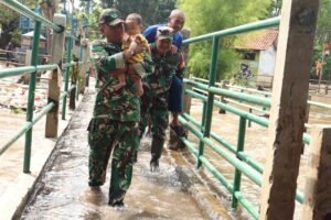 Personel Kodim 0506/Tgr Monitoring Banjir Cipondoh, TANGERANG, Matanews - Personel Kodim 0506/Tangerang melaksanakan monitoring perkembangan situasi banjir di Kelurahan Petir, Kecamatan Cipondoh, Kota Tangerang
