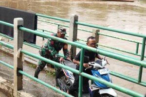 Personel Kodim 0506/Tangerang melaksanakan monitoring perkembangan situasi banjir