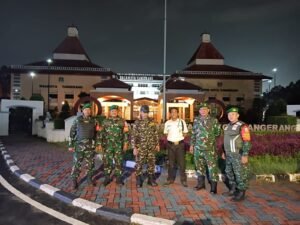 Jaga Kebersamaan, TNI Patroli Malam Bersama KomdukTANGERANG, Matanews - Dalam rangka menjaga kebersamaan dan kondusifitas serta keamanan wilayah TNI dari jajaran Kodim 0506/Tgr