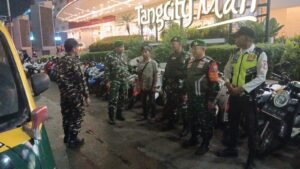 Jaga Kebersamaan, TNI Patroli Malam Bersama KomdukTANGERANG, Matanews - Dalam rangka menjaga kebersamaan dan kondusifitas serta keamanan wilayah TNI dari jajaran Kodim 0506/Tgr