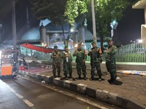 Jaga Kebersamaan, TNI Patroli Malam Bersama KomdukTANGERANG, Matanews - Dalam rangka menjaga kebersamaan dan kondusifitas serta keamanan wilayah TNI dari jajaran Kodim 0506/Tgr