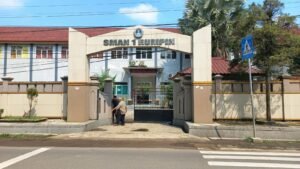 Kepakkan Sayapmu, Terbang Tinggi Bagai Elang Menembus AwanRUMPIN, BOGOR, Matanews - Dr. Muslich Taman, Humas SMAN I Rumpin, Penulis Buku: Guru Sang Arsitek Masa Depan