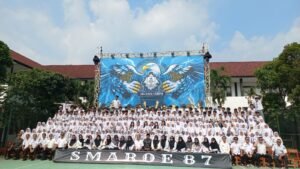 Kepakkan Sayapmu, Terbang Tinggi Bagai Elang Menembus AwanRUMPIN, BOGOR, Matanews - Dr. Muslich Taman, Humas SMAN I Rumpin, Penulis Buku: Guru Sang Arsitek Masa Depan