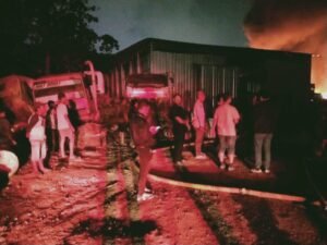 Gudang Oli dan Plastik di Kamal Muara Terbakar, 14 Unit Damkar DikerahkanJAKARTA, Matanews — Kebakaran hebat melanda gudang milik PT Mitra Setia Energi di kawasan Pergudangan 56, Jalan Kamal Muara RT 012/001, Kelurahan Kamal Muara, Kecamatan Penjaringan, Jakarta Utara