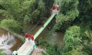 MAMASA, Matanews - Langit biru menaungi Dusun Betteng, Desa Tadisi, Kecamatan Sumarorong, Kabupaten Mamasa, Sulawesi Barat, saat sebuah harapan baru akhirnya membentang di atas aliran sungai yang selama bertahun-tahun menjadi pemisah kehidupan warga