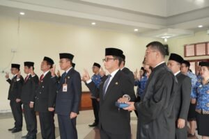 Wakil Bupati Toba Lantik Pejabat Pimpinan Tinggi Pratama dan Fungsional, Dorong Kinerja Birokrasi Menuju Toba Mantap 2029
TOBA, Matanews - Wakil Bupati Toba, Audi Murphy O. Sitorus secara resmi melantik dan mengambil sumpah/janji Pegawai Negeri Sipil dalam Jabatan Pimpinan Tinggi Pratama dan Jabatan Fungsional di lingkungan Pemerintah Kabupaten Toba,