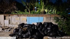 Penumpukan Sampah Hampir Sebulan di Kelurahan Cengkareng Barat Dikeluhkan Warga, Koordinasi Pengurus Lingkungan DipertanyakanJAKARTA, Matanews - Warga RT 02 RW 018, Kelurahan Cengkareng Barat, Kecamatan Cengkareng, Jakarta Barat, mengeluhkan tumpukan sampah di area lapangan lingkungan di Jalan Palem Lestari.