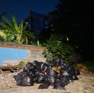 Penumpukan Sampah Hampir Sebulan di Kelurahan Cengkareng Barat Dikeluhkan Warga, Koordinasi Pengurus Lingkungan DipertanyakanJAKARTA, Matanews - Warga RT 02 RW 018, Kelurahan Cengkareng Barat, Kecamatan Cengkareng, Jakarta Barat, mengeluhkan tumpukan sampah di area lapangan lingkungan di Jalan Palem Lestari.