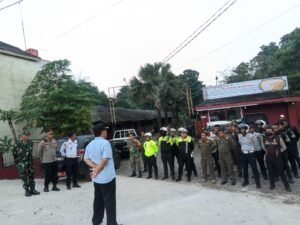 Sinergi Tiga Pilar Parungpanjang Gelar Apel Gabungan: Tertibkan Truk Tambang Demi Keselamatan Masyarakat

BOGOR, Matanews – Dalam upaya menjamin ketertiban umum dan keselamatan pengguna jalan, unsur Tiga Pilar Kecamatan Parungpanjang melaksanakan apel gabungan dan operasi penertiban kendaraan truk tambang sumbu tiga. Kegiatan ini dipusatkan di titik strategis Jembatan Sungai Cimanceuri, Jl. Moh. Toha,

Yang menjadi perbatasan antara Kecamatan Parungpanjang, Kabupaten Bogor dengan Kecamatan Legok, Kabupaten Tangerang 