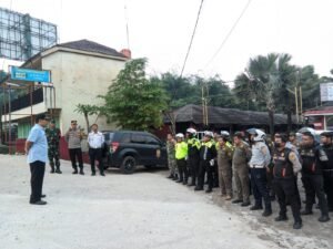 Sinergi Tiga Pilar Parungpanjang Gelar Apel Gabungan: Tertibkan Truk Tambang Demi Keselamatan Masyarakat

BOGOR, Matanews – Dalam upaya menjamin ketertiban umum dan keselamatan pengguna jalan, unsur Tiga Pilar Kecamatan Parungpanjang melaksanakan apel gabungan dan operasi penertiban kendaraan truk tambang sumbu tiga. Kegiatan ini dipusatkan di titik strategis Jembatan Sungai Cimanceuri, Jl. Moh. Toha,

Yang menjadi perbatasan antara Kecamatan Parungpanjang, Kabupaten Bogor dengan Kecamatan Legok, Kabupaten Tangerang, 