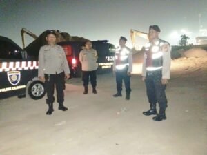 JAKARTA, Matanews - Dalam rangka menjaga situasi keamanan dan ketertiban masyarakat (kamtibmas), jajaran Polsek Cilincing menggelar Apel Tiga Pilar yang dilanjutkan dengan patroli Kegiatan Rutin yang Ditingkatkan (KRYD)