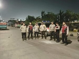 JAKARTA, Matanews - Dalam rangka menjaga situasi keamanan dan ketertiban masyarakat (kamtibmas), jajaran Polsek Cilincing menggelar Apel Tiga Pilar yang dilanjutkan dengan patroli Kegiatan Rutin yang Ditingkatkan (KRYD)