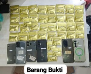 Polda Metro Jaya Berhasil Mengamankan 4 Wna Dan 1 Wni Terkait Narkotika Jenis Etomidate jaringan internasional.JAKARTA, Matanews - Direktorat Reserse Narkoba Polda Metro Jaya melalui Unit 4 Subdit 3 kembali mengungkap kasus peredaran Narkotika jenis Etomidate dengan mengamankan 4 (empat) orang Warga Negara Asing (WNA) asal China dengan inisial G.Y. (40)