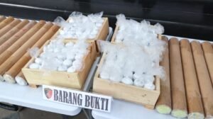 Polda Metro Jaya dan Bea Cukai Gagalkan Penyelundupan Merkuri Di Tanjung PriokJAKARTA, Matanews - Polda Metro Jaya bersama Bea Cukai Tanjung Priok menggagalkan dugaan penyelundupan merkuri atau air raksa melalui peti kemas di kawasan Tanjung Priok, Jakarta Utara.