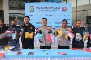 Polres Metro Tangerang Kota Ungkap 52 Kasus Kejahatan Jalanan, 36 Tersangka DiamankanTANGERANG, Matanews — Polres Metro Tangerang Kota menggelar press release pengungkapan kasus kejahatan jalanan 3C (Curas, Curat dan Curanmor) serta sejumlah kasus menonjol selama satu bulan terakhir