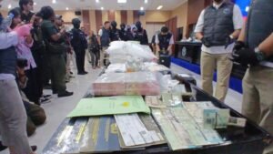 Satu Anggota TNI Terlibat Sindikat Narkotika Aceh-Bogor, 29 Kg Sabu DisitaJAKARTA, Matanews - Badan Narkotika Nasional (BNN) bersama Direktorat Jenderal Bea dan Cukai mengungkap jaringan peredaran sabu lintas Aceh-Bogor dan menangkap tiga tersangka, termasuk seorang oknum anggota TNI