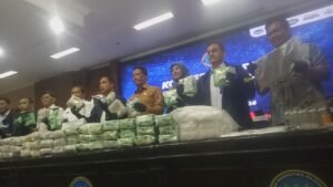 Satu Anggota TNI Terlibat Sindikat Narkotika Aceh-Bogor, 29 Kg Sabu DisitaJAKARTA, Matanews - Badan Narkotika Nasional (BNN) bersama Direktorat Jenderal Bea dan Cukai mengungkap jaringan peredaran sabu lintas Aceh-Bogor dan menangkap tiga tersangka, termasuk seorang oknum anggota TNI