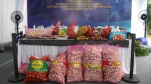 Dittipideksus Bareskrim polri Musnahkan Produk Hortikultura Ilegal di PontianakPONTIANAK, Matanews — Kepolisian Negara Republik Indonesia melalui Direktorat Tindak Pidana Ekonomi Khusus (Dittipideksus) Bareskrim Polri bersama Satgas Pangan Polri melaksanakan pemusnahan barang bukti hasil pengungkapan kasus dugaan penyelundupan komoditas hortikultura ilegal,