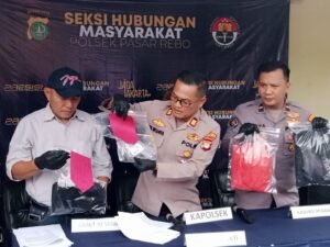 Jakarta Timur, Matanews — Jajaran Polsek Pasar Rebo berhasil mengungkap kasus penganiayaan berat yang sempat menggegerkan warga setelah seorang pemuda mengalami luka serius akibat sabetan celurit yang menancap di bagian kepala.