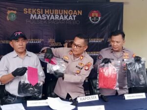 Jakarta Timur, Matanews — Jajaran Polsek Pasar Rebo berhasil mengungkap kasus penganiayaan berat yang sempat menggegerkan warga setelah seorang pemuda mengalami luka serius akibat sabetan celurit yang menancap di bagian kepala.