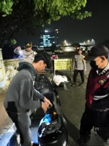 Polsek Cilincing Intensifkan Patroli Malam, Dua Remaja dan Sajam DiamankanJAKARTA, Matanews -- Aparat gabungan dari Polsek Cilincing mengintensifkan patroli malam melalui Kegiatan Rutin Yang Ditingkatkan (KRYD)