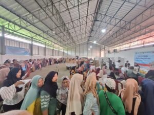 Sinergi TNI-Polri Sukseskan Penyaluran Bansos di Desa LumpangBOGOR, Matanews – Guna memastikan penyaluran bantuan sosial (bansos) tepat sasaran dan berjalan dengan tertib,