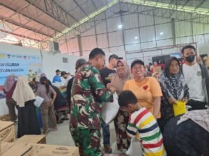 Sinergi TNI-Polri Sukseskan Penyaluran Bansos di Desa LumpangBOGOR, Matanews – Guna memastikan penyaluran bantuan sosial (bansos) tepat sasaran dan berjalan dengan tertib,