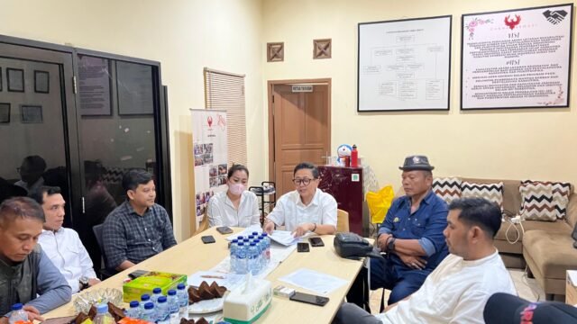 Ketua Yayasan Rehab Cakra Sehati Resmi Polisikan Oknum Security, Dugaan Pemalsuan Surat Terungkap di Hadapan Awak Media JAKARTA, Matanews  — Yayasan Cakra Sehati Jagakarsa selaku lembaga rehabilitasi pengguna narkoba menggelar konferensi pers guna memberikan klarifikasi resmi kepada awak media terkait dugaan pemalsuan surat yang dilakukan oleh oknum security berinisial “S”.