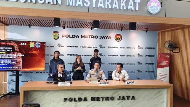 Ditressiber Polda Metro Jaya Bongkar Live Streaming Challenge Bermuatan Pornografi JAKARTA, Matanews – Direktorat Reserse Siber (Ditressiber) Polda Metro Jaya mengungkap kasus dugaan tindak pidana pornografi melalui siaran langsung (live streaming) di media sosial