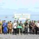 Danrem 083/Bdj Ajak Warga Jaga Pesisir, 1.600 Mangrove Ditanam di Situbondo SITUBONDO, Matanews – Semangat gotong royong dan kepedulian terhadap lingkungan terlihat dalam aksi penanaman 1.600 bibit mangrove yang dipimpin Komandan Korem 083/Baladhika Jaya (Danrem 083/Bdj) Kolonel Inf Wahyu Ramadhanus Suryawan, S.Sos., M.M.S., M.Han.