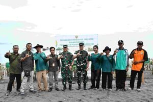 Danrem 083/Bdj Ajak Warga Jaga Pesisir, 1.600 Mangrove Ditanam di SitubondoSITUBONDO, Matanews – Semangat gotong royong dan kepedulian terhadap lingkungan terlihat dalam aksi penanaman 1.600 bibit mangrove yang dipimpin Komandan Korem 083/Baladhika Jaya (Danrem 083/Bdj) Kolonel Inf Wahyu Ramadhanus Suryawan, S.Sos., M.M.S., M.Han.