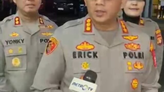 Kapolres Metro Jakarta Utara Pimpin Patroli KRYD Malam Takbiran, Dua Pengguna Narkoba Diamankan JAKARTA, Matanews -- Kapolres Metro Jakarta Utara Erick Frendriz memimpin langsung patroli Kegiatan Rutin yang Ditingkatkan (KRYD) dalam rangka menjaga situasi keamanan dan ketertiban masyarakat (Kamtibmas) di wilayah hukum Polres Metro Jakarta Utara