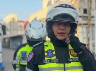 Respons Cepat 110, Satlantas Polres Metro Jakarta Utara dan Polsek Cilincing Atur Kemacetan Akibat Bongkar Muat Kontainer JAKARTA, Matanews – Personel Satlantas Polres Metro Jakarta Utara bersama anggota Polsek Cilincing bergerak cepat melakukan pengaturan arus lalu lintas.
