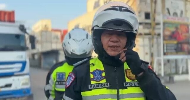 Respons Cepat 110, Satlantas Polres Metro Jakarta Utara dan Polsek Cilincing Atur Kemacetan Akibat Bongkar Muat Kontainer JAKARTA, Matanews – Personel Satlantas Polres Metro Jakarta Utara bersama anggota Polsek Cilincing bergerak cepat melakukan pengaturan arus lalu lintas.