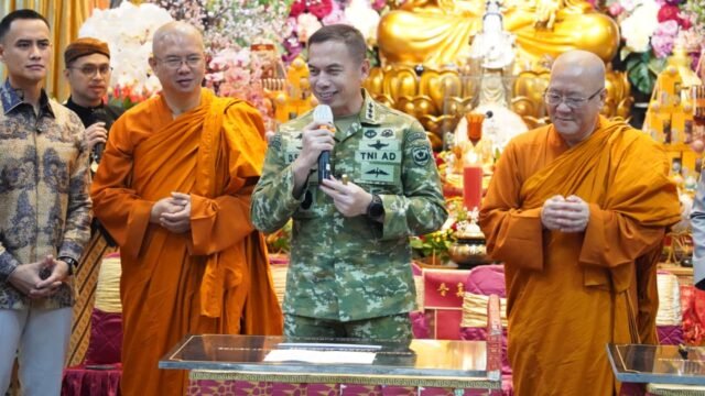 Pangdam Jaya Hadiri Perayaan Hari Raya Waisak di Buddhist Center Jakarta Barat JAKARTA, Matanews - Pangdam Jaya/Jayakarta Letjen TNI Deddy Suryadi,S.I.P.,M.Si. menghadiri pelaksanaan perayaan Waisak 2570 TB