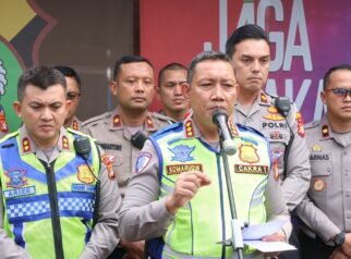 Pemutihan Pajak Kendaraan Berlaku hingga 31 Agustus, Polda Metro Jaya Ajak Warga Manfaatkan Layanan Samsat JAKARTA , Matanews— Polda Metro Jaya mengimbau masyarakat untuk memanfaatkan program penghapusan sanksi administrasi atau denda pajak kendaraan bermotor yang diberlakukan Pemerintah Provinsi DKI Jakarta mulai 1 Juni hingga 31 Agustus 2026.